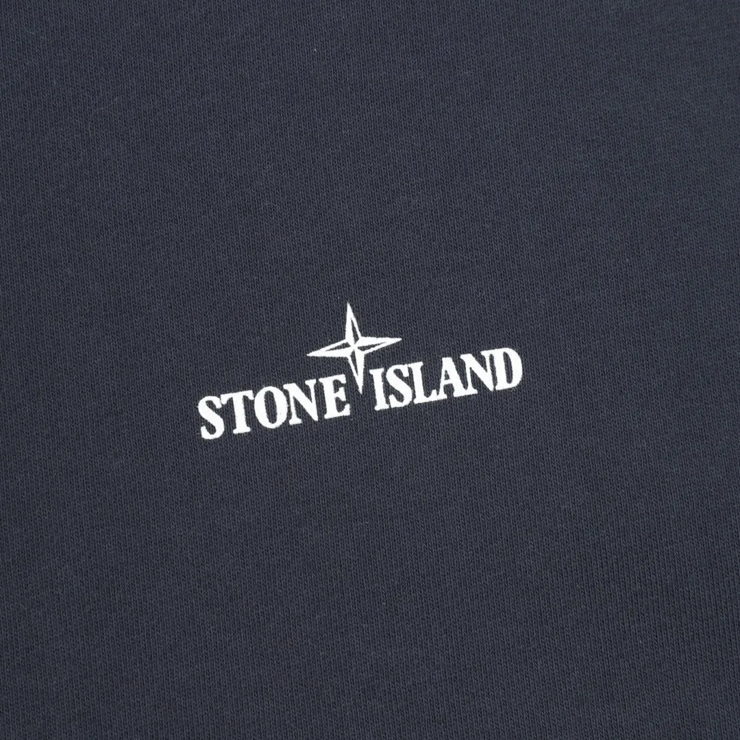 P440 Stone Island 25FW reflective letter round neck sweatshirt is made of high-quality pure cotton fabric, which is not only soft to the touch, without any itch when close to the skin, but also has excellent performance. Moreover, the fabric has been specially treated to be wear-resistant and can still maintain good shape and color after multiple washes. The classic round neck design is simple and elegant, adapting to various face shapes and facial lines. The exquisite stitching on the cuffs and hem demonstrates the brand's ultimate pursuit of details. It is strong and durable and will not easily come off. Size: S-XL